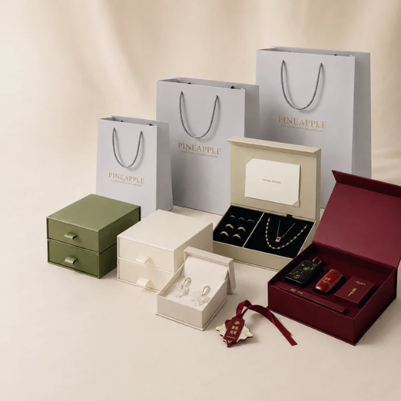 Ready-stock and custom gift boxes with paper shopping bags and jewelry packaging for wholesale buyers