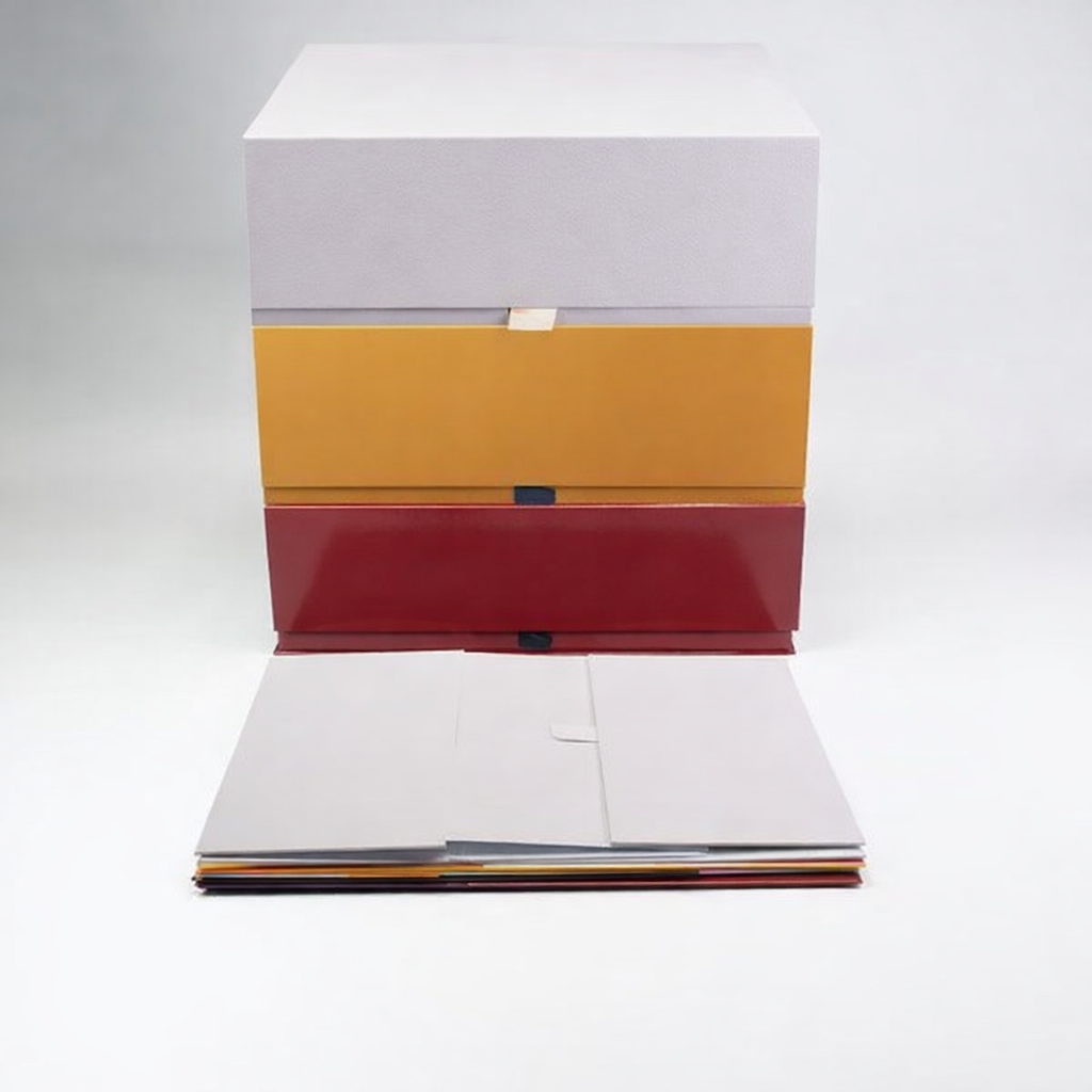 Flat pack folding box for wholesale orders, space-saving design reduces shipping costs and storage requirements