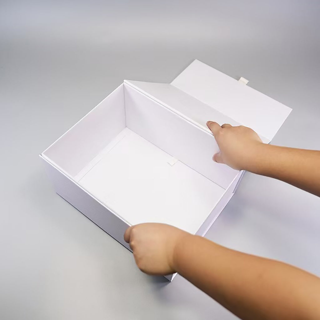 Eco-friendly reusable folding box made from recyclable materials, sustainable packaging choice for green businesses