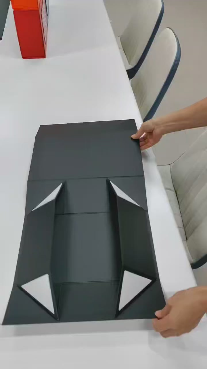 White foldable magnetic closure gift box - Rigid premium packaging